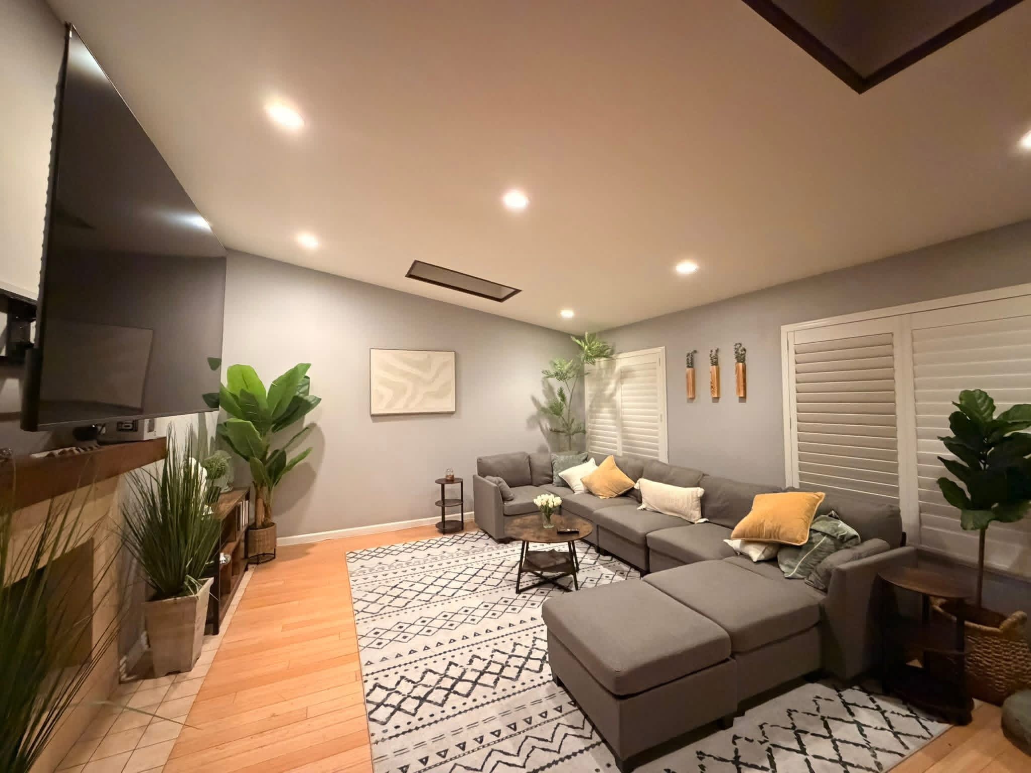 Illustrative recovery residence common room with inviting furnishings; not a verified provider listing